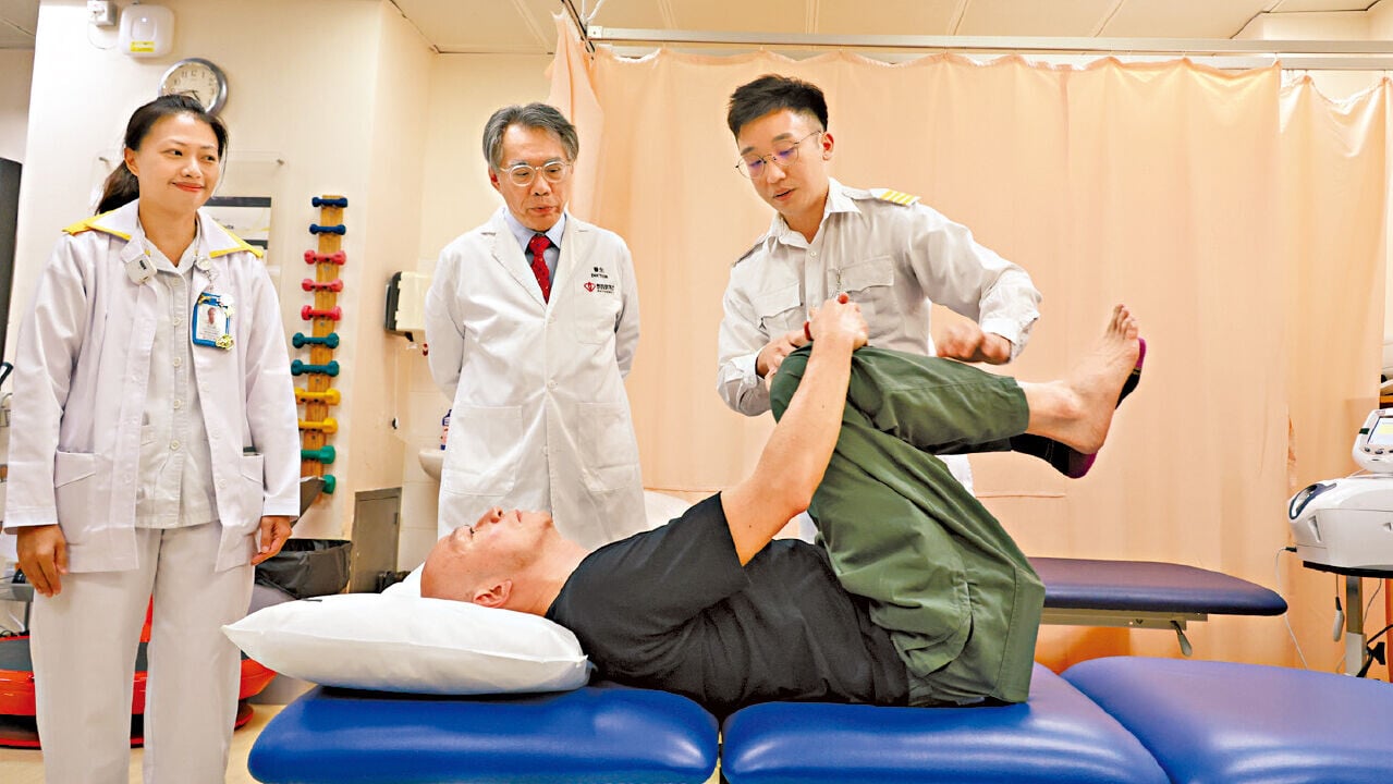 梁詩敏(左一)和羅尚尉(中)簡介骨科分流協作計劃的詳情及成效。(林俊源攝)