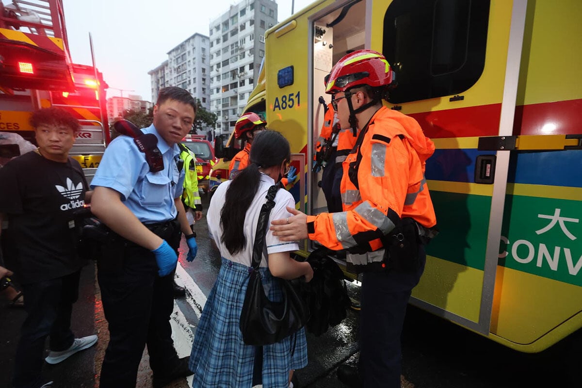 九龍城一輛公共小巴失事剷上行人路,救援人員到場治理傷者。