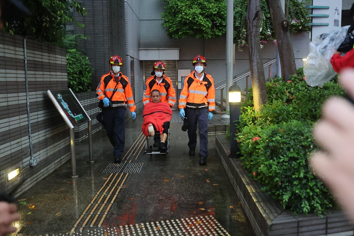 九龍城一輛公共小巴失事剷上行人路,救援人員到場治理傷者。