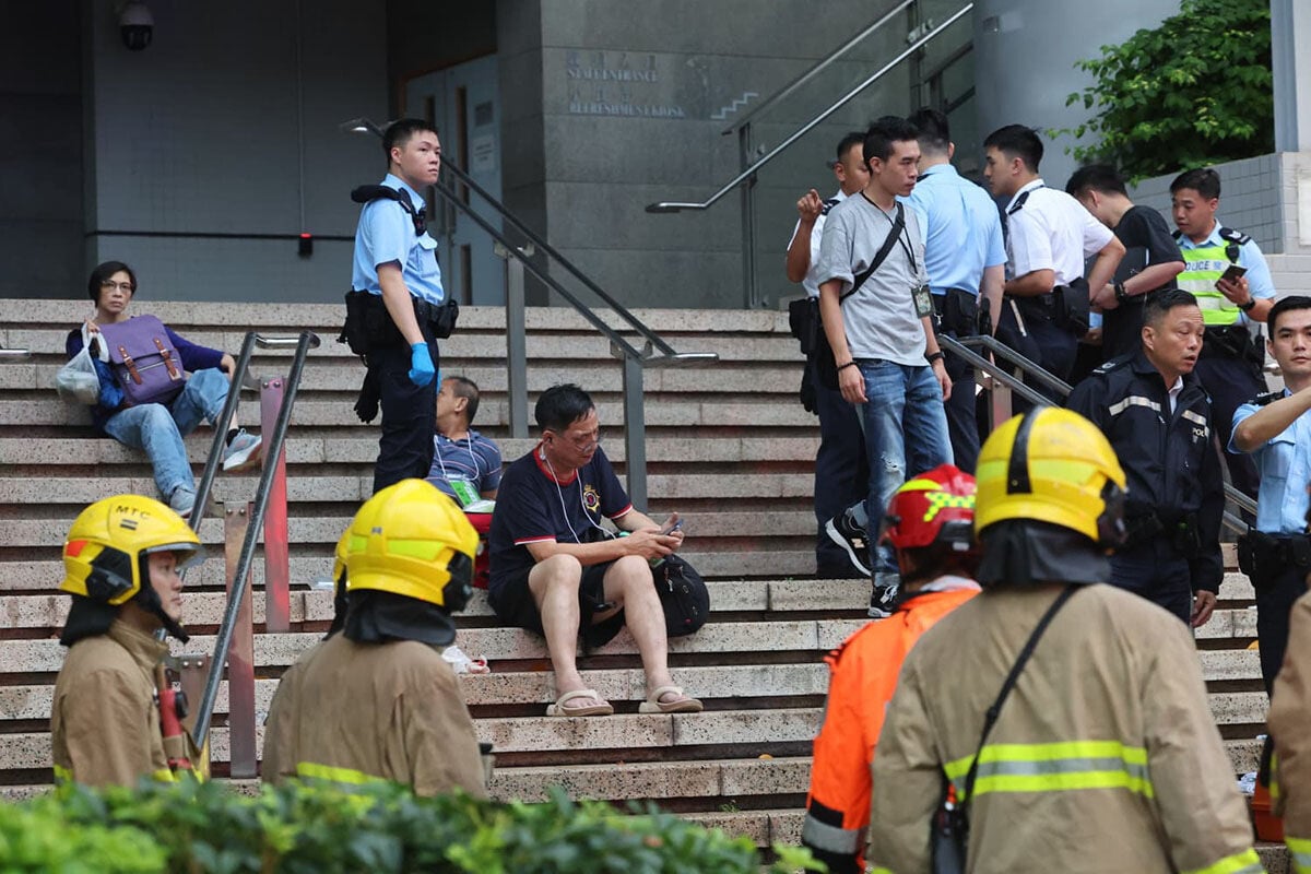 九龍城一輛公共小巴失事剷上行人路,救援人員到場治理傷者。