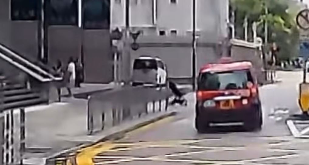 灣仔警察總部外發生BB車滑出馬路事故,幸當時車內並無BB,一輛途經的士及時閃避,事故並未造成任何人傷亡。(facebook群組「車cam L(香港群組)」)