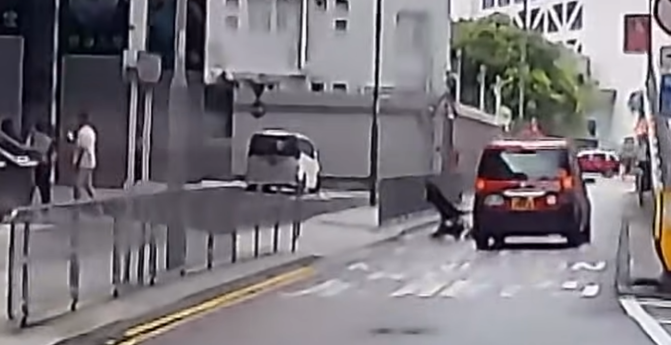 灣仔警察總部外發生BB車滑出馬路事故,幸當時車內並無BB,一輛途經的士及時閃避,事故並未造成任何人傷亡。(facebook群組「車cam L(香港群組)」)