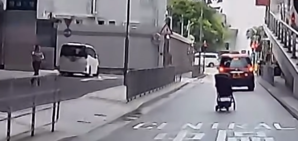 灣仔警察總部外發生BB車滑出馬路事故,幸當時車內並無BB,一輛途經的士及時閃避,事故並未造成任何人傷亡。(facebook群組「車cam L(香港群組)」)