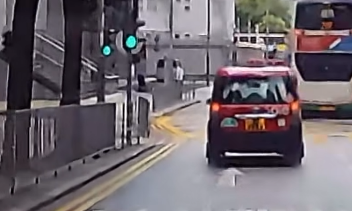 灣仔警察總部外發生BB車滑出馬路事故,幸當時車內並無BB,一輛途經的士及時閃避,事故並未造成任何人傷亡。(facebook群組「車cam L(香港群組)」)