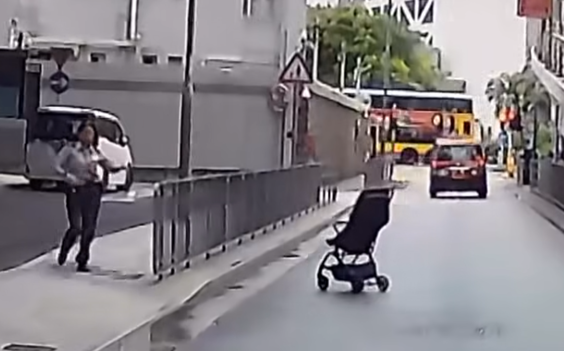 灣仔警察總部外發生BB車滑出馬路事故,幸當時車內並無BB,一輛途經的士及時閃避,事故並未造成任何人傷亡。(facebook群組「車cam L(香港群組)」)