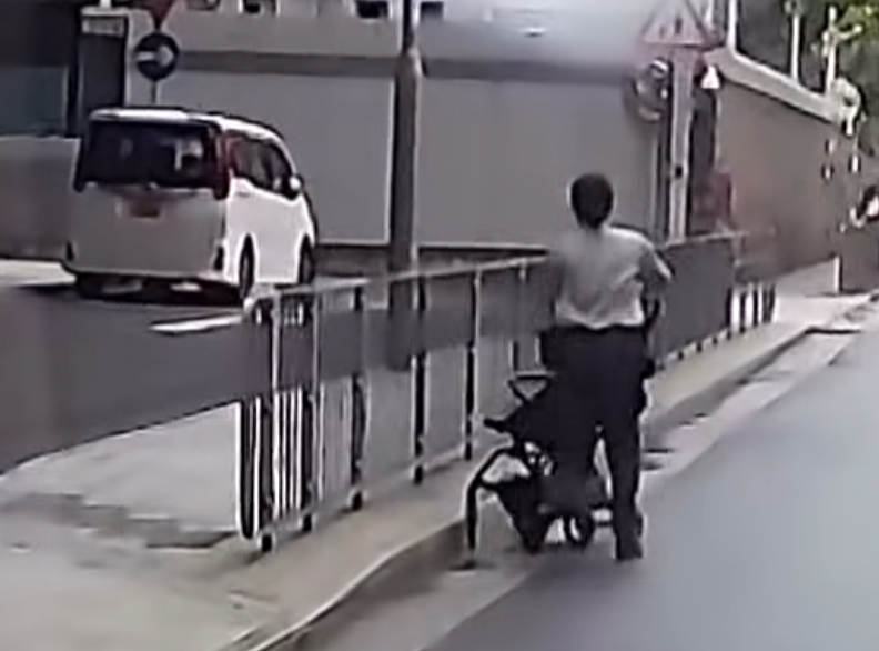 灣仔警察總部外發生BB車滑出馬路事故,幸當時車內並無BB,一輛途經的士及時閃避,事故並未造成任何人傷亡。(facebook群組「車cam L(香港群組)」)