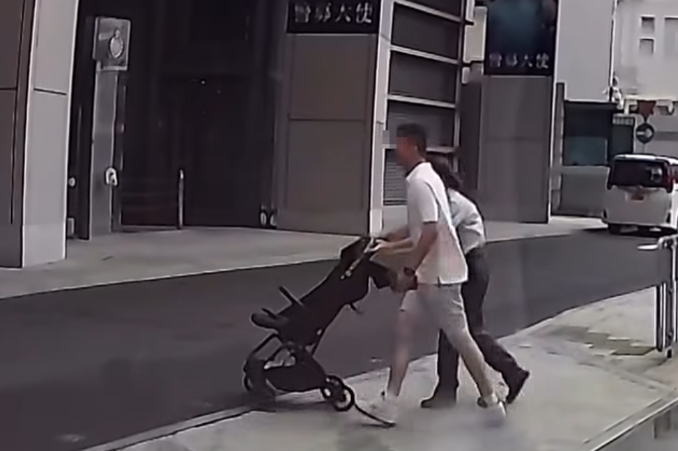 灣仔警察總部外發生BB車滑出馬路事故,幸當時車內並無BB,一輛途經的士及時閃避,事故並未造成任何人傷亡。(facebook群組「車cam L(香港群組)」)