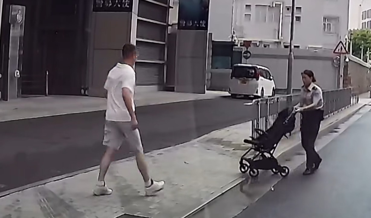 灣仔警察總部外發生BB車滑出馬路事故,幸當時車內並無BB,一輛途經的士及時閃避,事故並未造成任何人傷亡。(facebook群組「車cam L(香港群組)」)