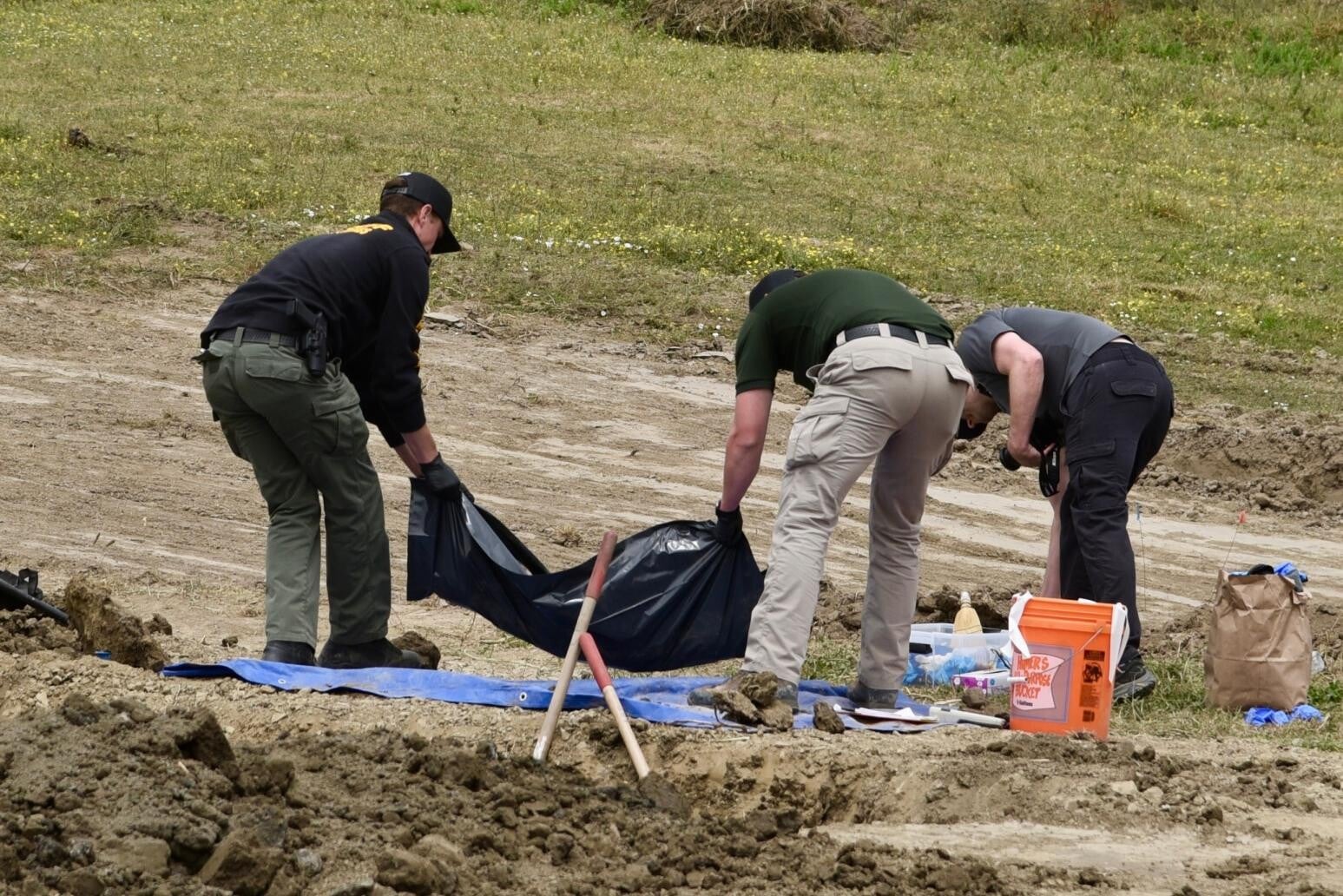 加州一間動物收容中心驚爆大規模虐待動物事件，警方挖出大量狗屍。（圖／美聯社）