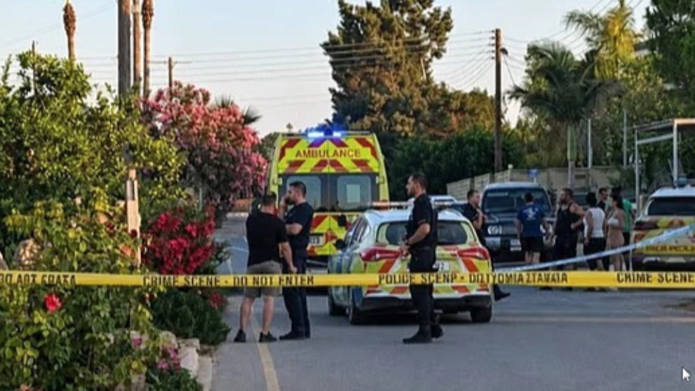 兩名男童被發現時身處一輛汽車中。(互聯網)