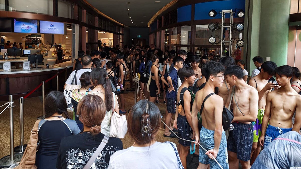 水上樂園儲物櫃一度因技術故障而暫停，期間改用人手寄存服務。(FB網民Michael Wang圖片)