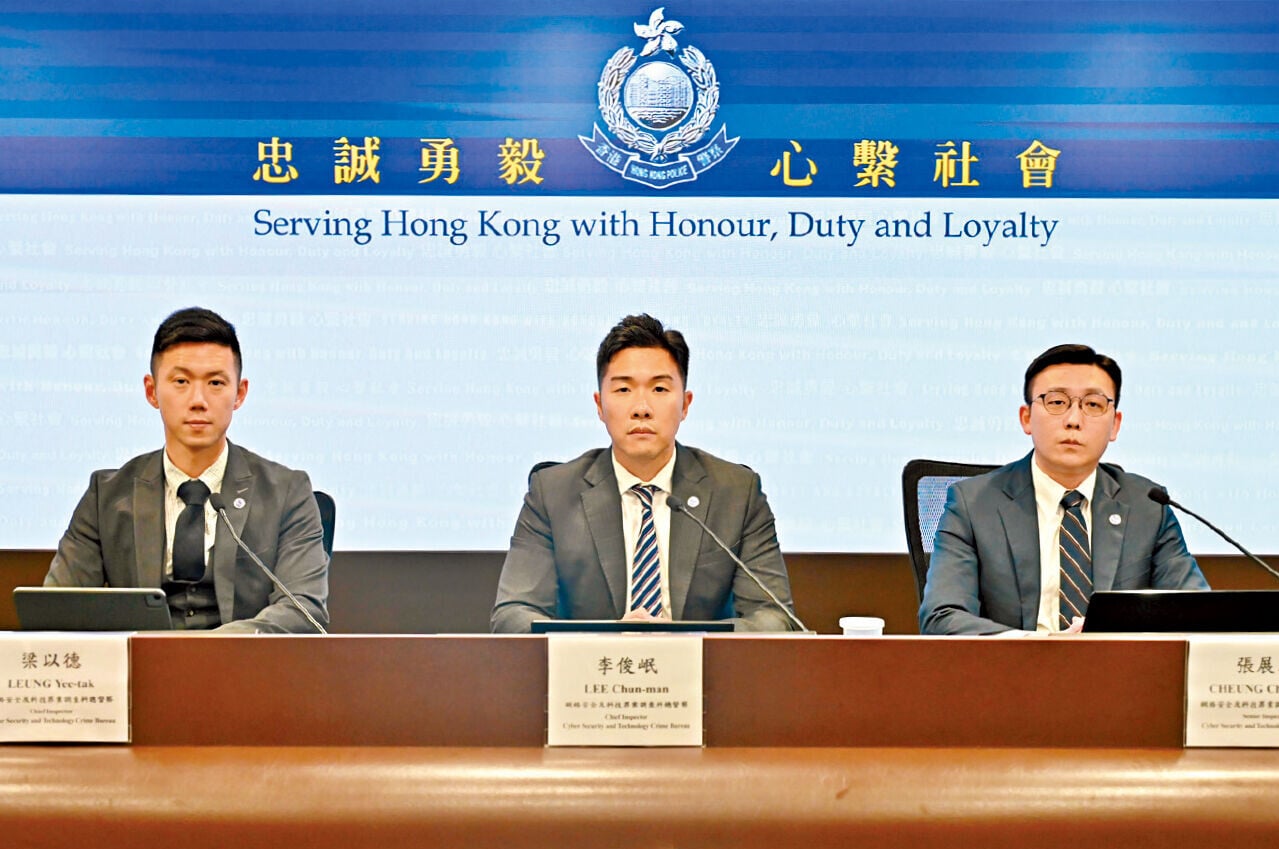 網絡安全及科技罪案調查科總督察李俊岷(中)表示，今年首5月錄得近4,000宗網購騙案；右為科技罪案組高級督察張展雄。