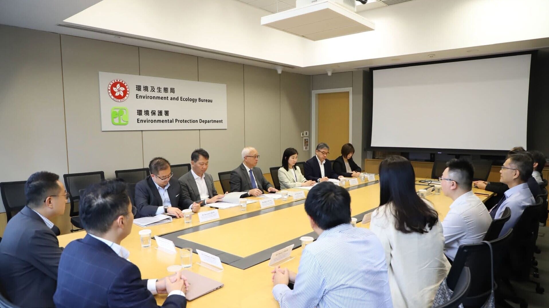 環境局約見油商：油公司稱已跟隨國際成品油價趨勢下調零售價格 (@FB環境及生態局 EEB)