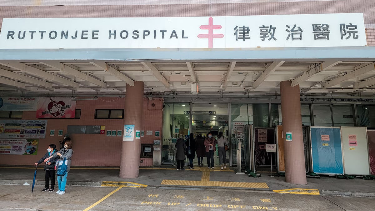 女子送往律敦治醫院搶救。
