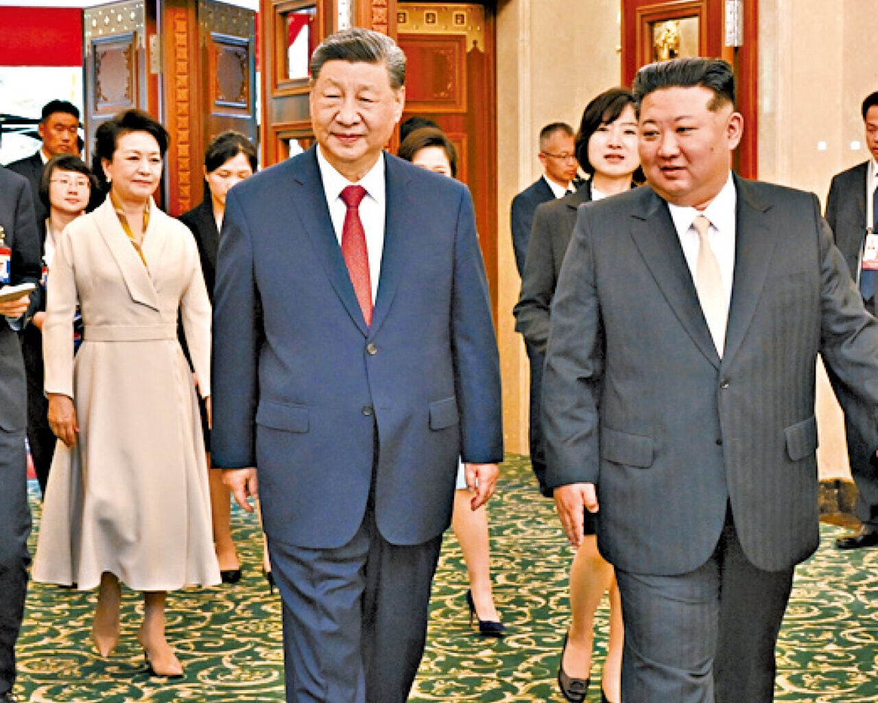 習近平和夫人彭麗媛出席金正恩伉儷舉行的午宴。