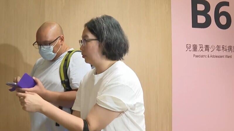 非常父母兩個月大Danny發燒,或要做脊椎穿刺手術。(有線新聞截圖)