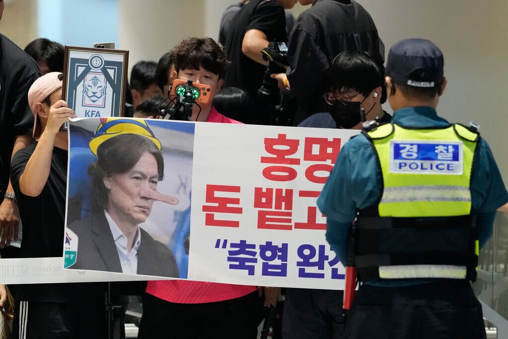 有球迷舉起「洪明甫!把錢吐出來滾蛋!解散韓國足協」橫額