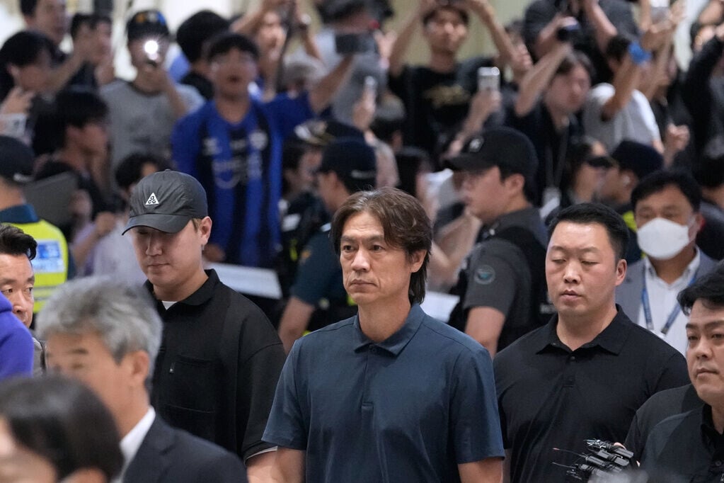 世界盃2026,南韓在分組賽出局,數百球迷在機場齊聲高呼「洪明甫滾」