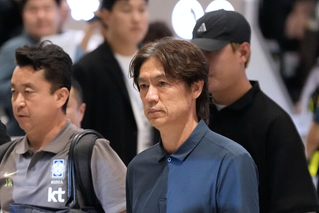 洪明甫未有回應,在球迷高呼「洪明甫滾」下離開