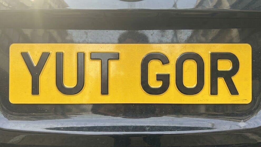 運輸署曾一度拒批的自訂車牌「YUT G0R」。(AI生成圖片)