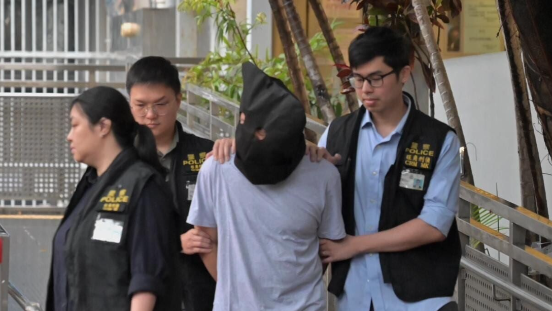 65歲五金銷售員在巴士上層從後伸手非禮前座女學生，過程被途人拍下，影片在網上瘋傳。他早前承認猥褻侵犯罪，今早（4日）於西九龍裁判法院接受判刑。(警方提供圖片)