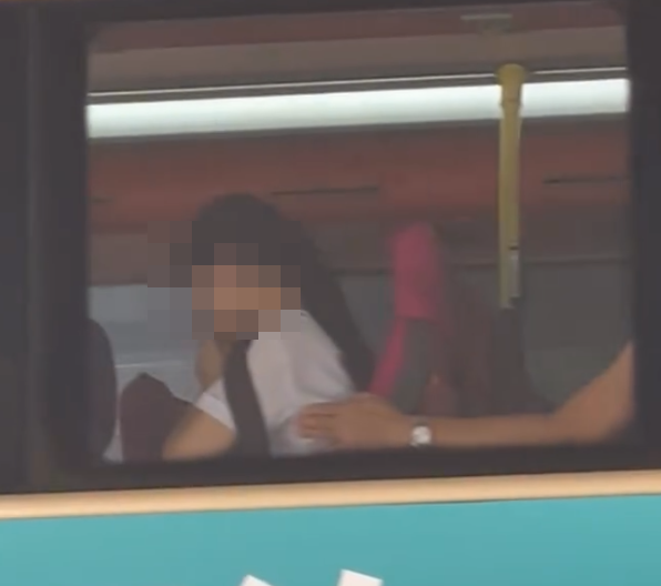 社交平台流傳片段,旺角九巴上層一名男乘客疑伸「鹹豬手」,摸胸非禮前座女學生。(Threads)
