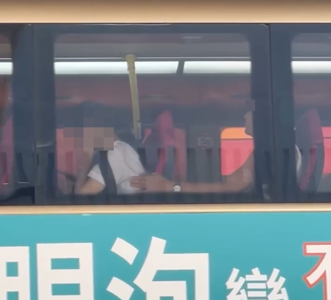 社交平台流傳片段,旺角九巴上層一名男乘客疑伸「鹹豬手」,摸胸非禮前座女學生。(Threads)