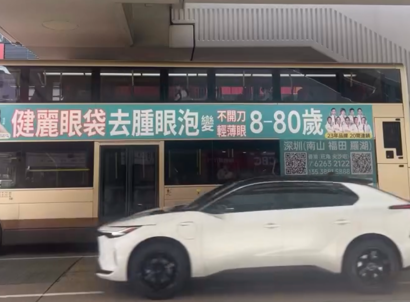 社交平台流傳片段,旺角九巴上層一名男乘客疑伸「鹹豬手」,摸胸非禮前座女學生。(Threads)