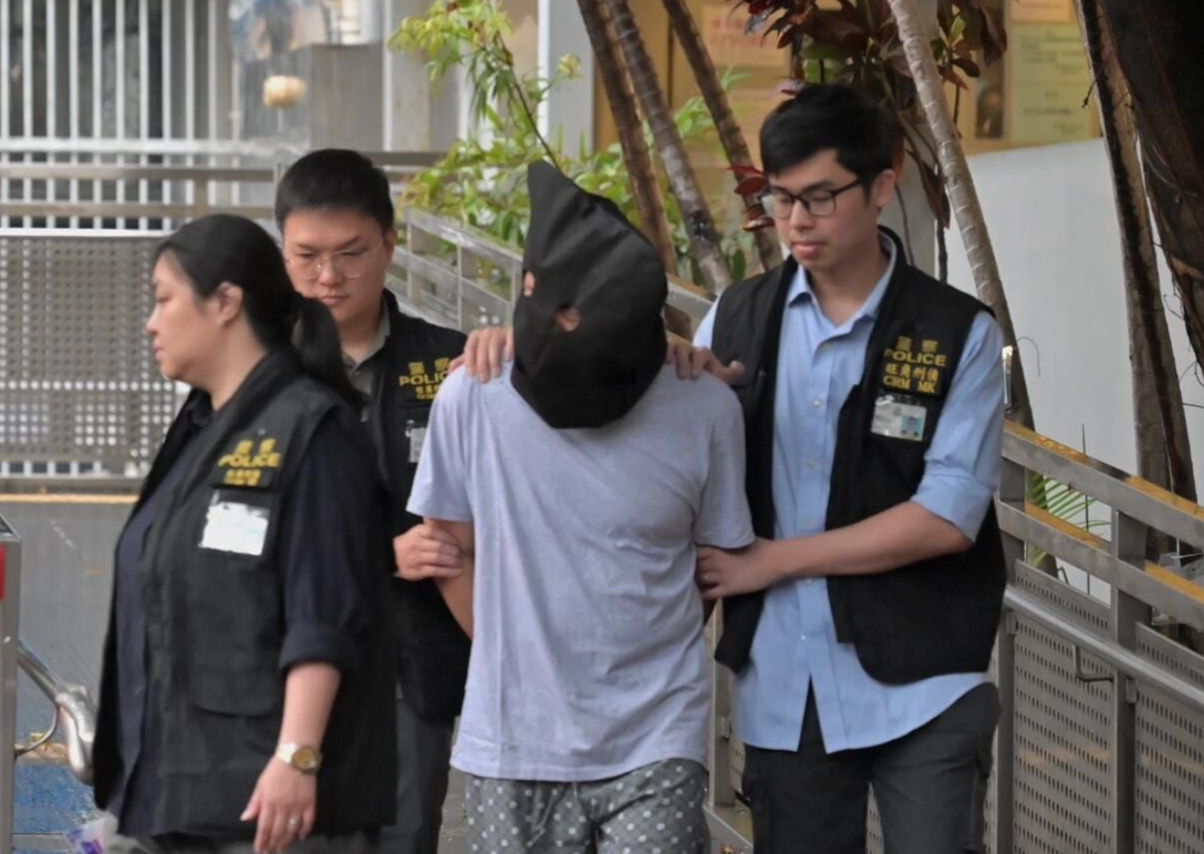 65歲五金銷售員在巴士上層從後伸手非禮前座女學生,過程被途人拍下,影片在網上瘋傳。他早前承認猥褻侵犯罪,今早(4日)於西九龍裁判法院接受判刑。(警方提供圖片)