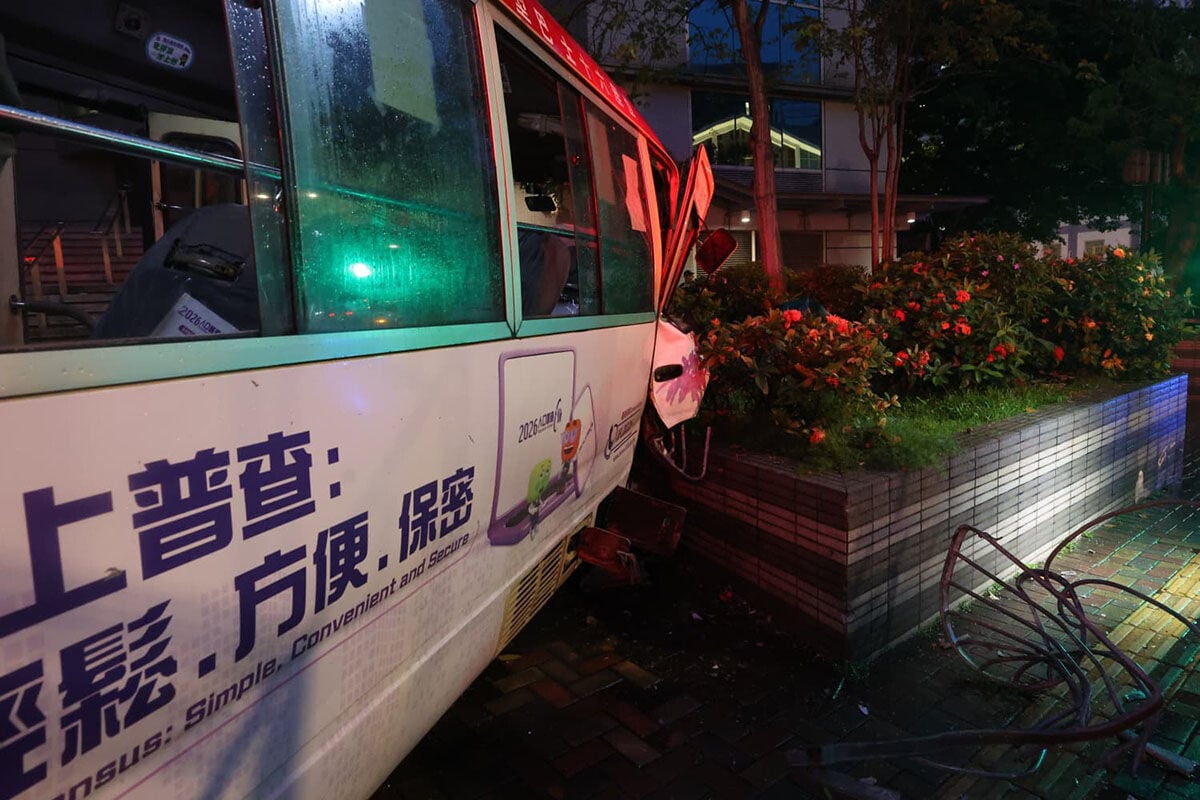 九龍城一輛公共小巴失事剷上行人路。