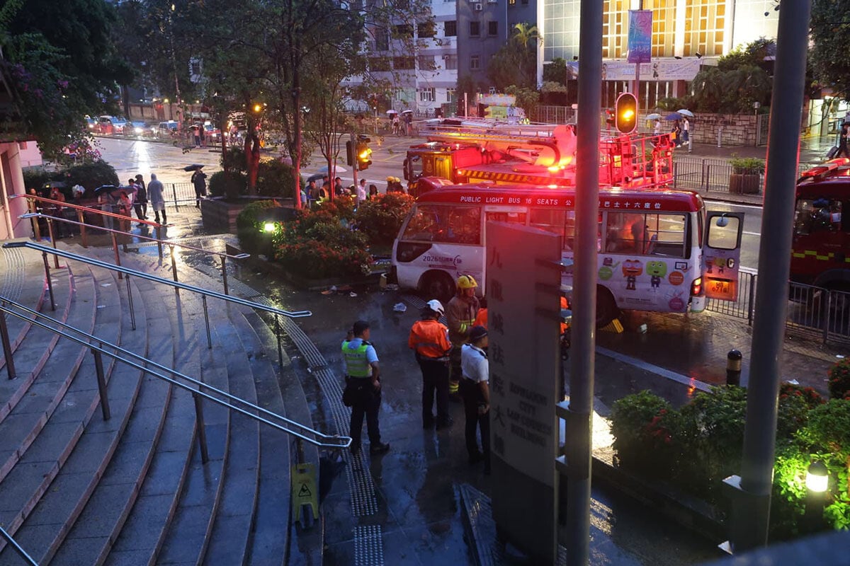 九龍城一輛公共小巴失事剷上行人路,救援人員到場治理傷者。