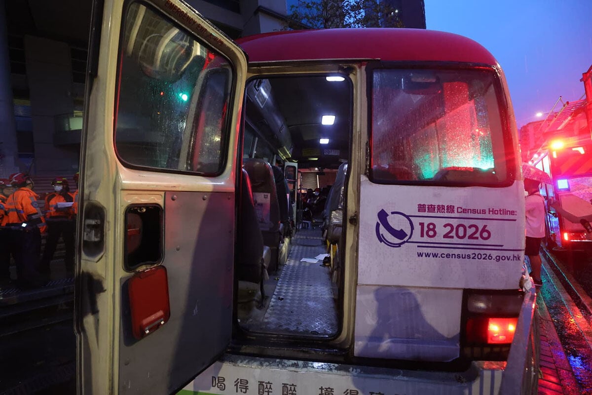 九龍城一輛公共小巴失事剷上行人路。