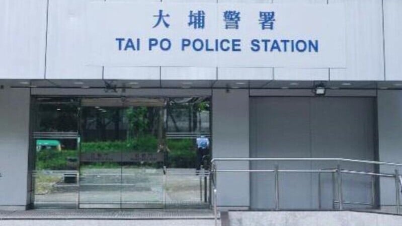 大埔兩名警員在靖遠街巡邏期間，發現一名男子形跡可疑，遂上前截查，惟男子拒絕合作，其間兩名警員被男子推撞受傷。該名33歲陳姓男子其後被制服。(FB/大埔警區)
