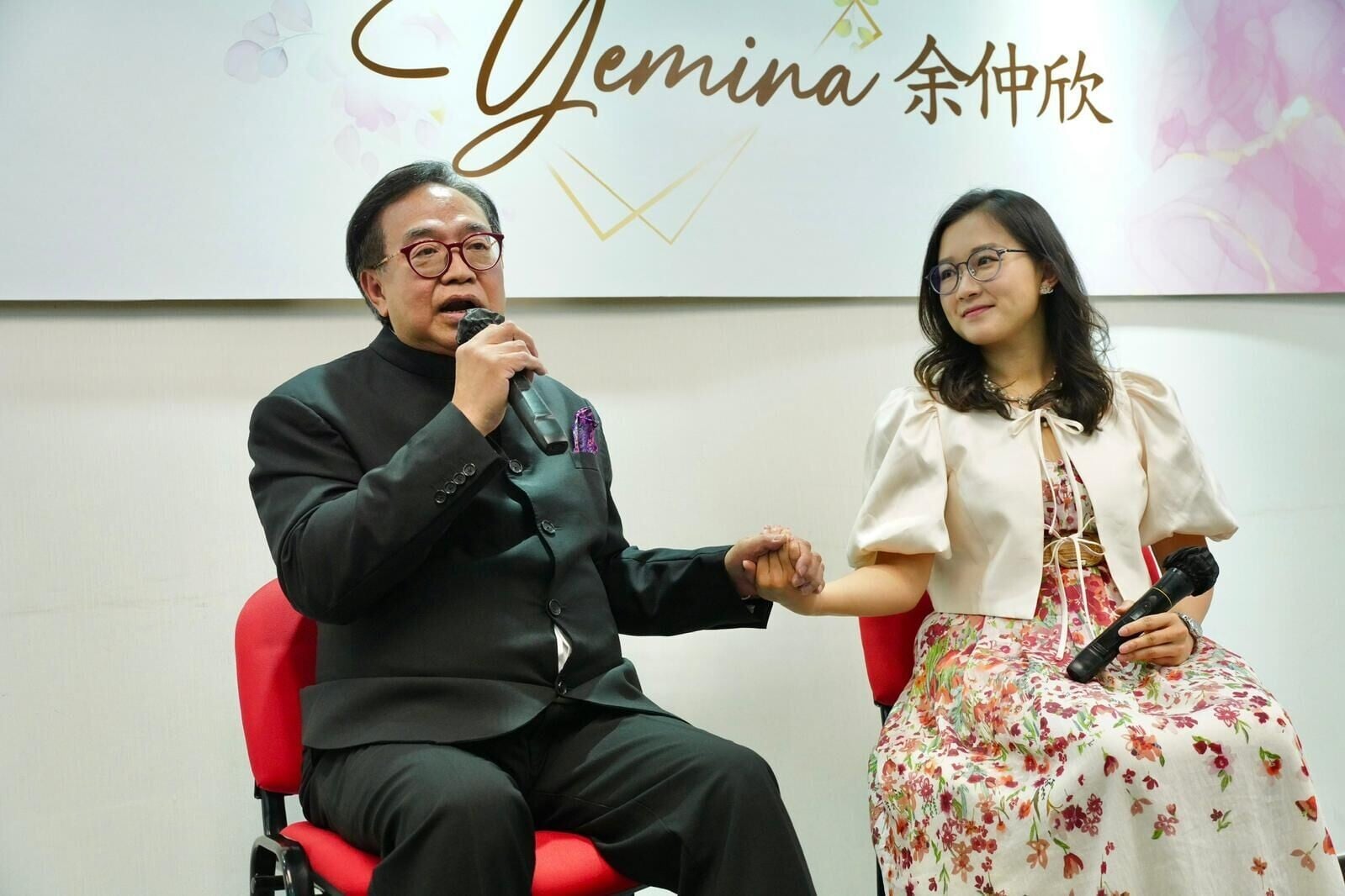 兩人日前分享相識相戀的經過。(資料圖片)