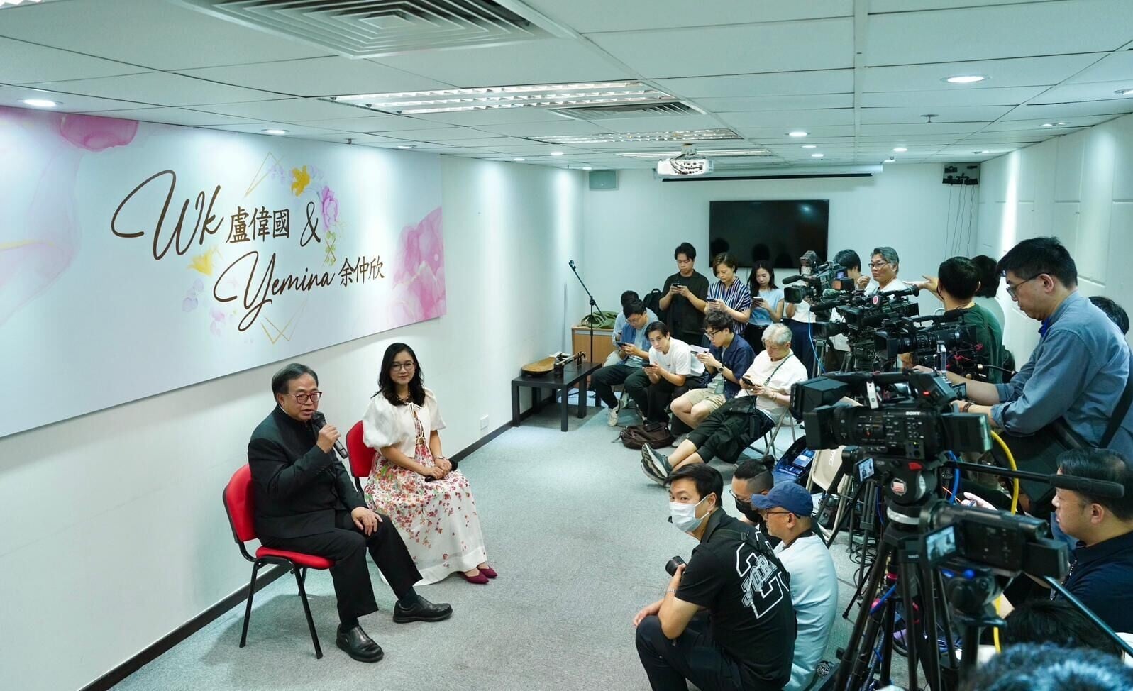 兩人日前分享相識相戀的經過。(資料圖片)
