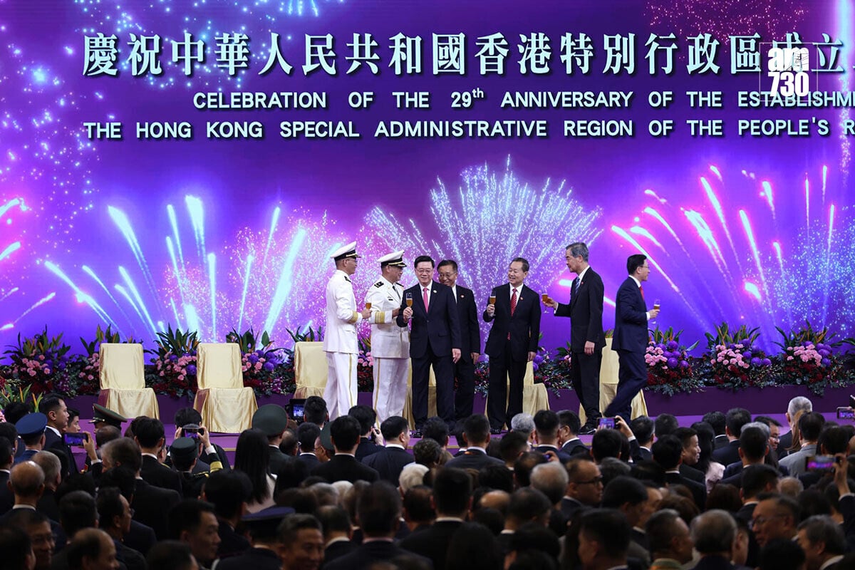 政府舉行特區成立29周年酒會,李家超(左三)等嘉賓祝酒。(林俊源攝)
