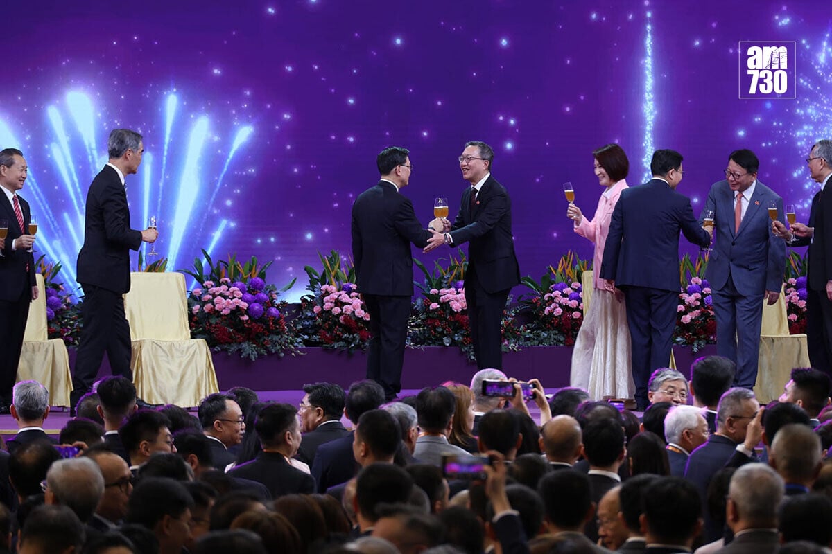 政府舉行特區成立29周年酒會,李家超(左二)等嘉賓祝酒。(林俊源攝)