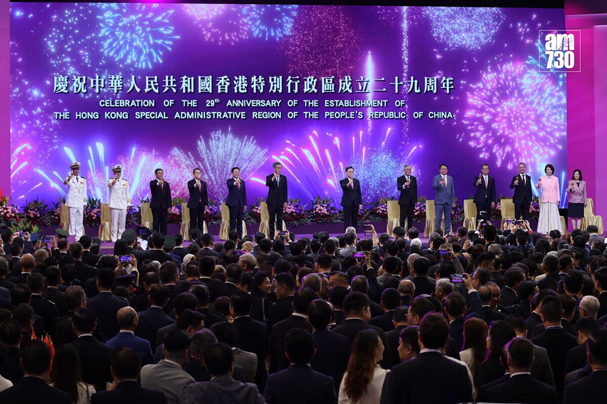 政府舉行特區成立29周年酒會,嘉賓在台上祝酒。(林俊源攝)
