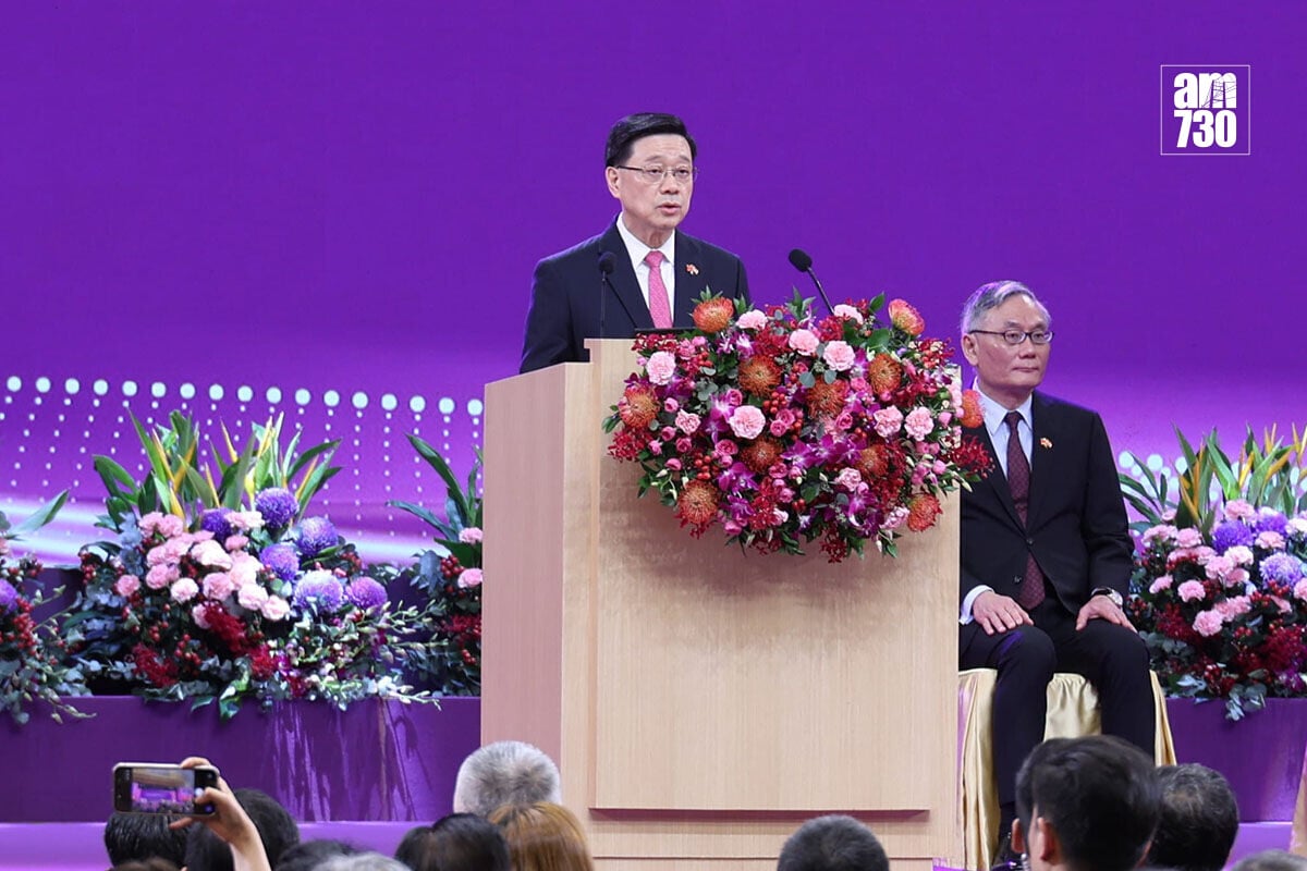 李家超以「乘風破浪久相期,看今日揚帆萬里」寄語香港未來。(林俊源攝)
