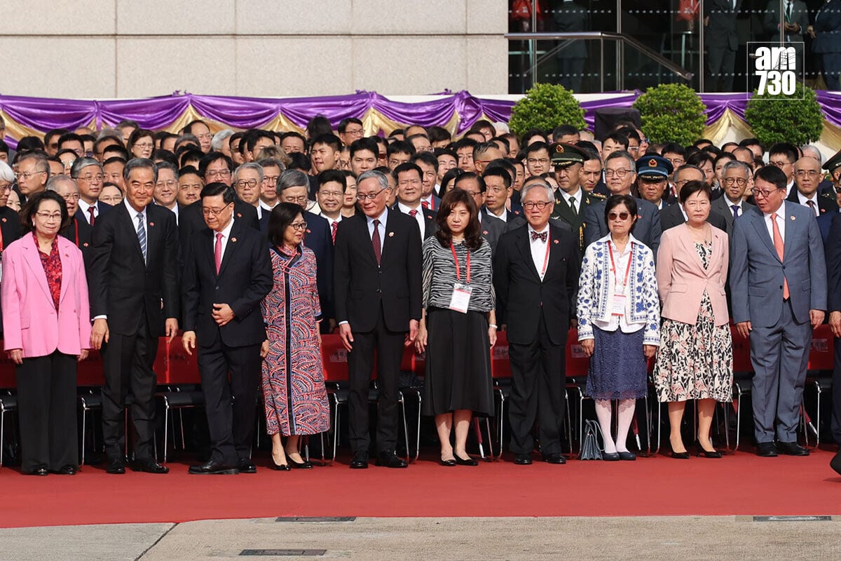政府早上在金紫荊廣場舉行升旗儀式,李家超伉儷、梁振英伉儷、曾蔭權伉儷和林鄭月娥等出席。(林俊源攝)