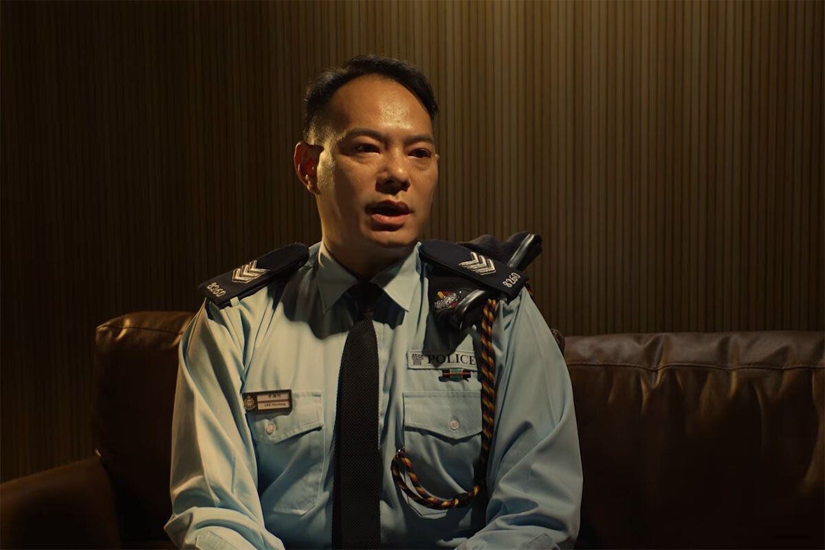 李灝明稱,警告或違反《港區國安法》的旗幟,最初因保密原因要在警察總部自行印製。(《國安檔案解密》截圖)
