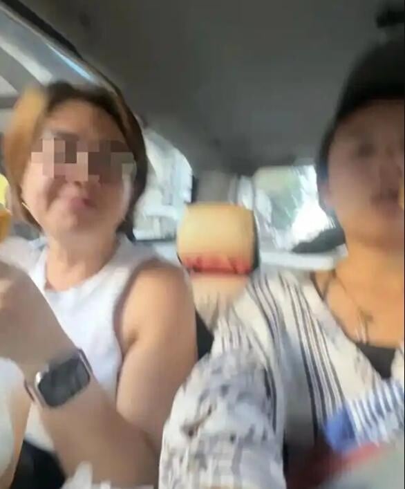 女部落客李大璐在的士上拍下「Abby」（左）。
