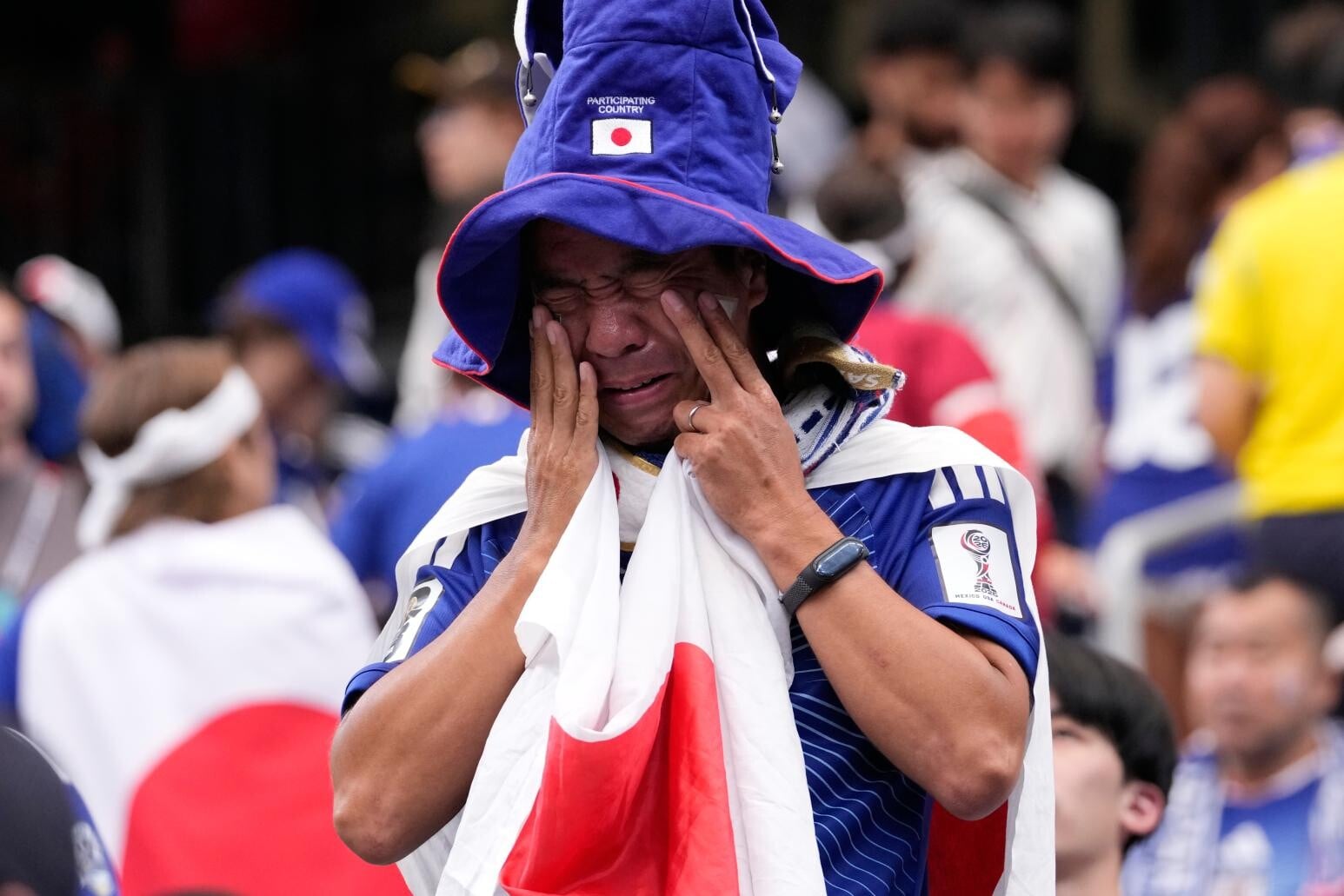 日本惜敗巴西,球迷傷心欲絕。(圖/美聯社)