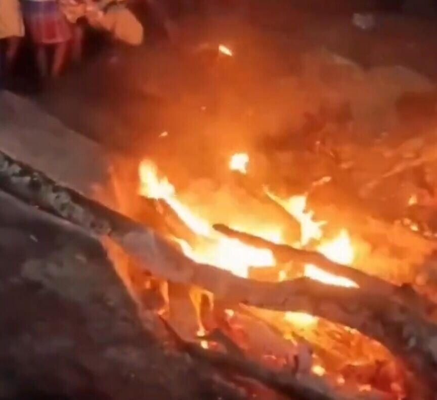 周遭圍觀的群眾與工作人員合力將已經成為「火人」的死者從烈火中救出,男子被送到醫院但最終不治