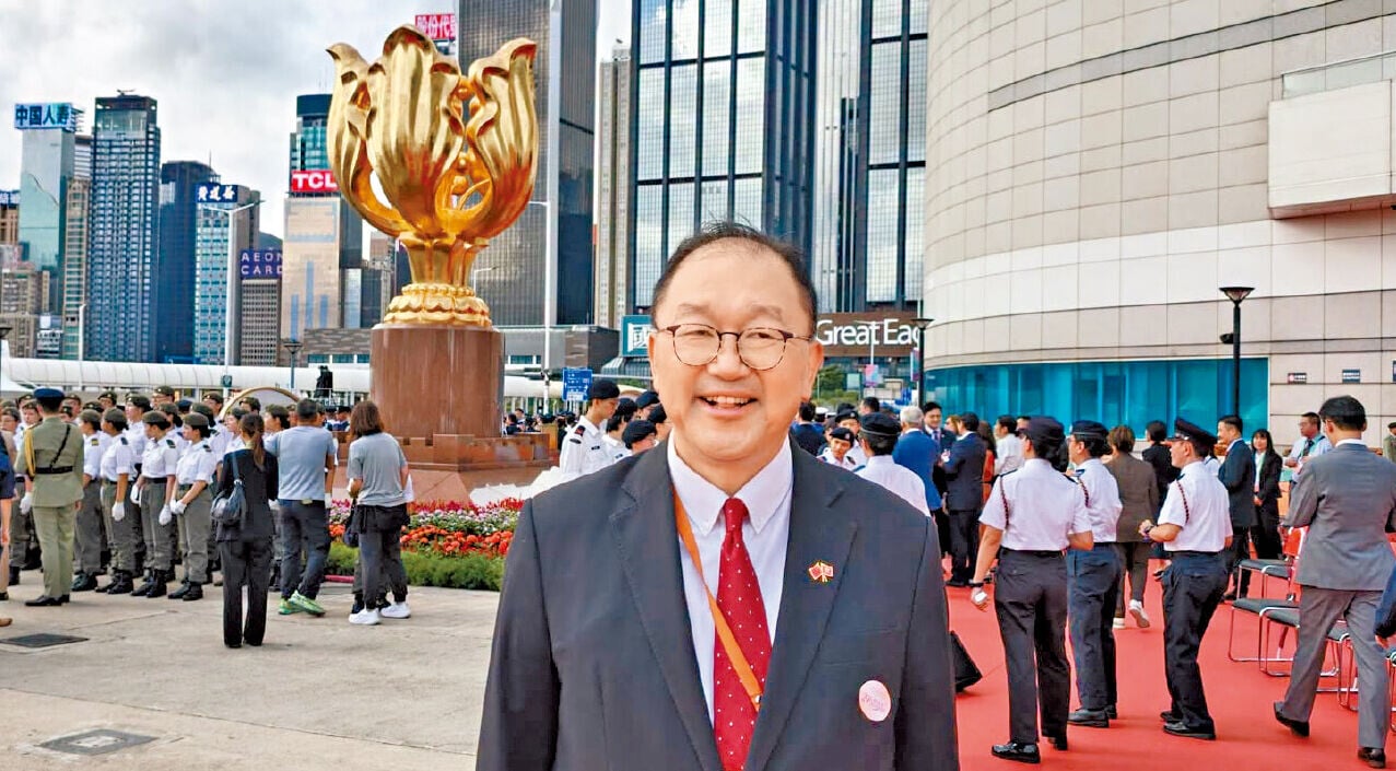 立法會議員兼中文大學工程學院副院長黃錦輝昨到金紫荊廣場參加七一升旗禮。(黃錦輝Fb)