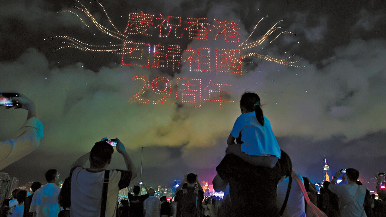 紅磡新海濱上演無人機表演。(鍾式明攝)