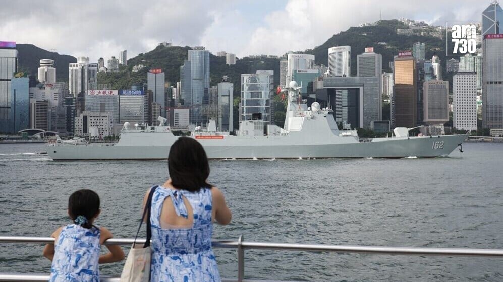 解放軍南寧艦及衡陽艦駛入維港，將開放予市民參觀。(吳康琦攝)