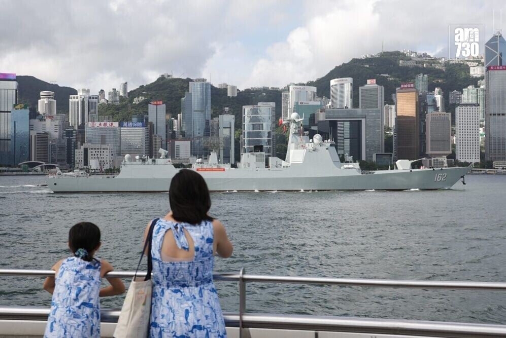 解放軍南寧艦及衡陽艦駛入維港,將開放予市民參觀。(吳康琦攝)