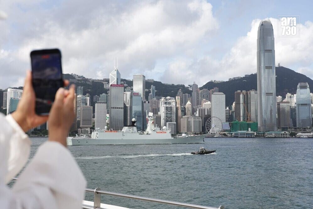 解放軍海軍南寧艦、衡陽艦編隊駛入維港。(吳康琦攝)