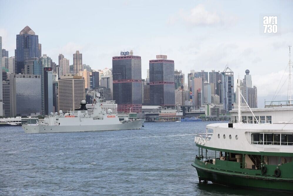 解放軍海軍南寧艦、衡陽艦編隊駛入維港。(吳康琦攝)